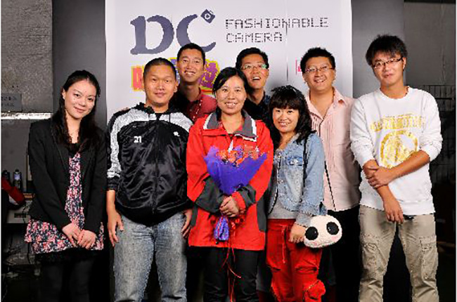 老客戶NEC為表謝意獻(xiàn)花，神碼十周年背景合影意深遠(yuǎn)