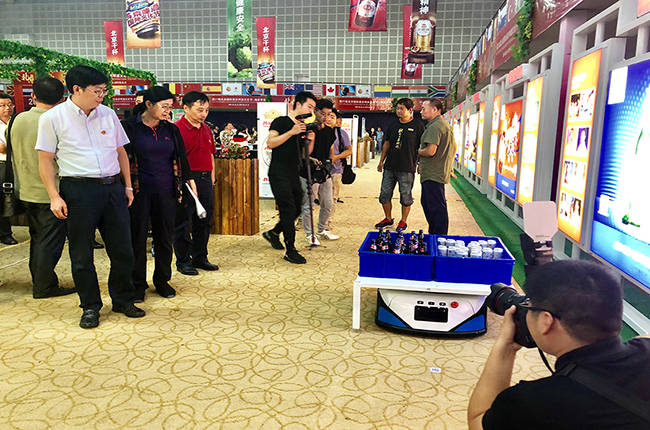 國(guó)際啤酒節(jié)：我不是酒神，我是科捷機(jī)器人